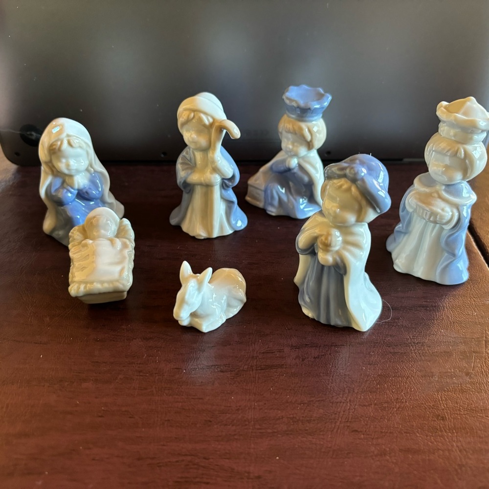Sri Lanka vintage nwt Christmas Biedermann blue and white nativity set